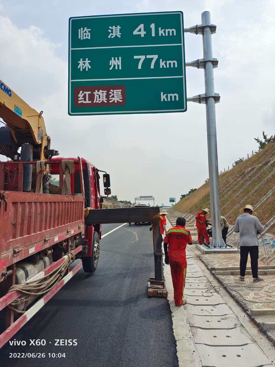 红绿灯信号杆_高速交通标志_高速交通标志立杆